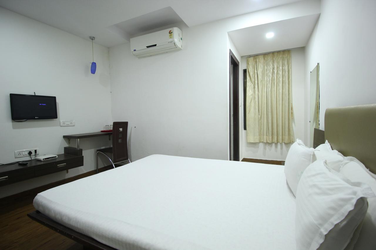 New Rajdhani Hotel Vadodara Exterior photo