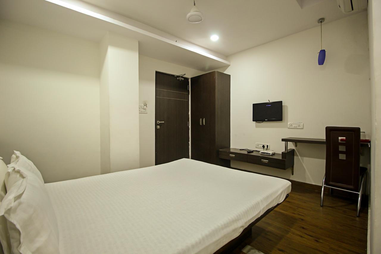 New Rajdhani Hotel Vadodara Exterior photo