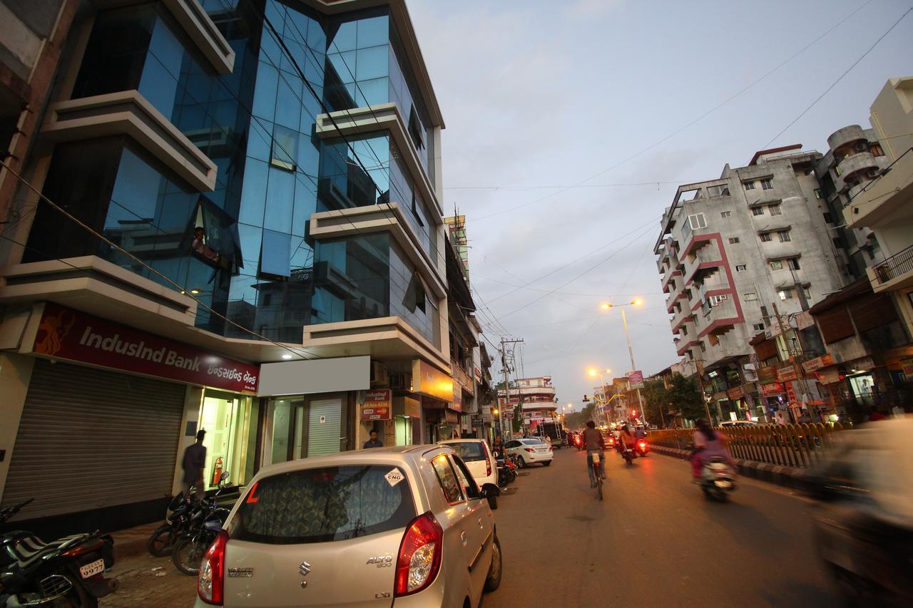 New Rajdhani Hotel Vadodara Exterior photo