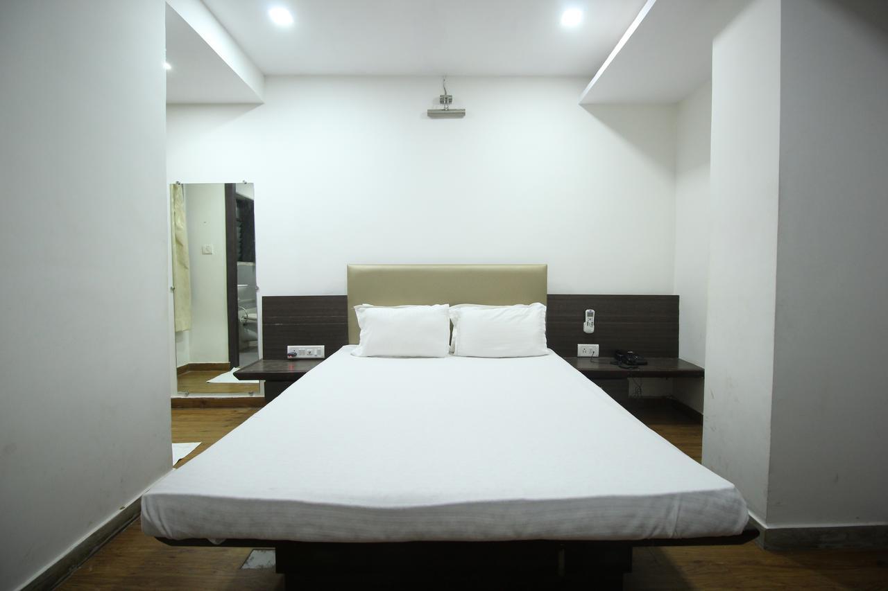 New Rajdhani Hotel Vadodara Exterior photo