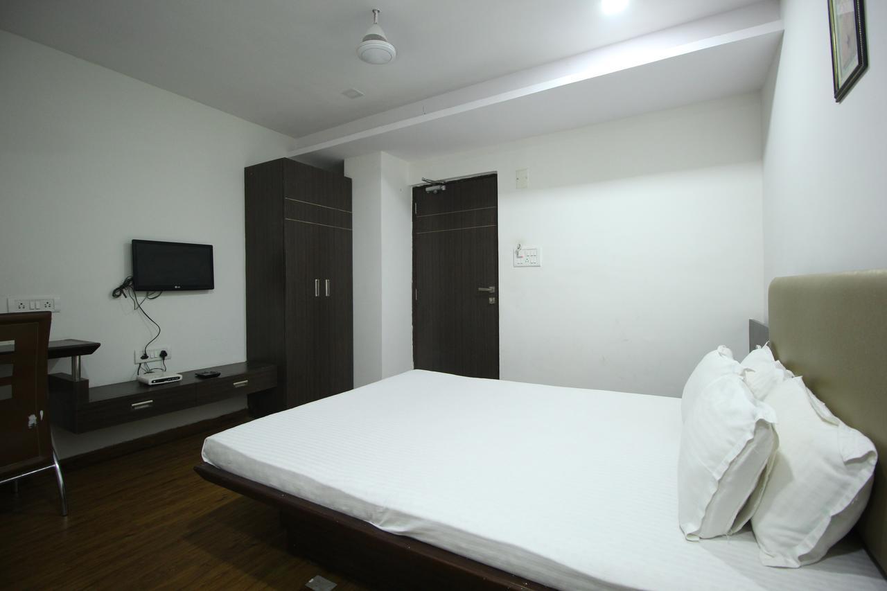New Rajdhani Hotel Vadodara Exterior photo