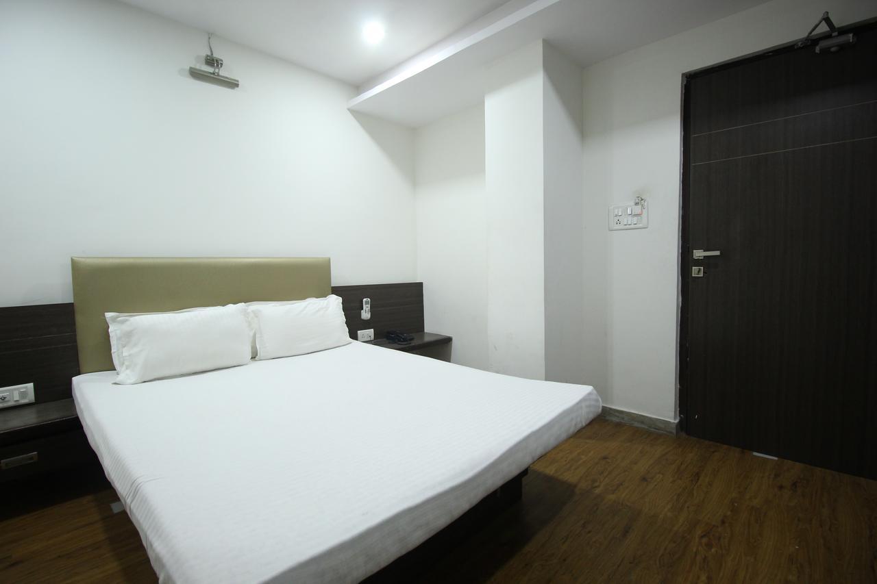 New Rajdhani Hotel Vadodara Exterior photo